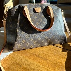 I am selling a medium size, brown and tan Louis Vuitton purse.🥰